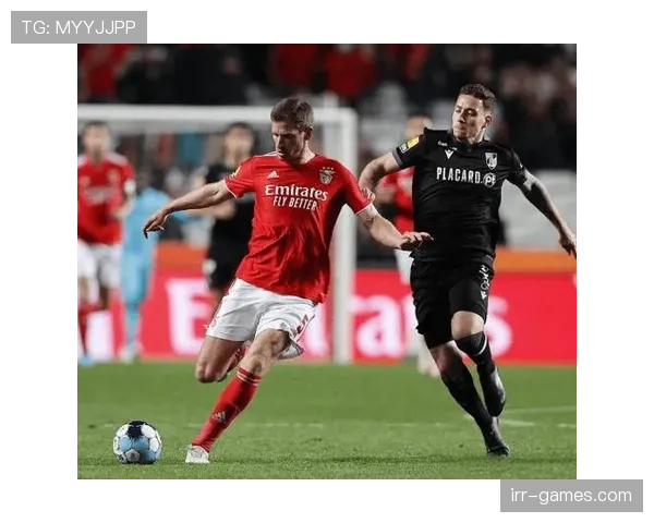 吉马良斯防线近期表现稳健,防守结构与球员协同值得关注 吉马良斯防线近期表现稳健,防守结构与球员协同值得关注